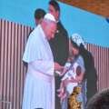 Dos voluntarios y una usuaria de la Fundación agustina REDA, en el encuentro con el papa León XIV en el centro de Cáritas CEDIA 24 Horas